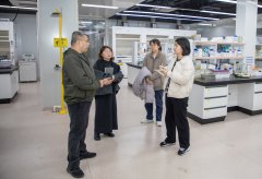  通过查阅档案材料